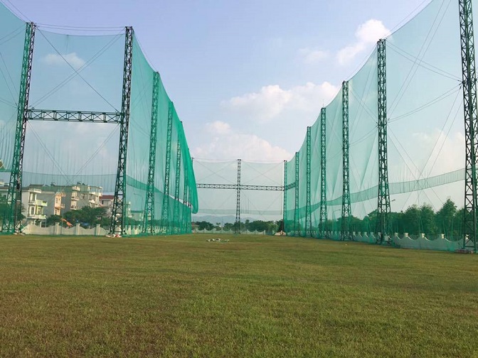 thi-cong-luoi-san-golf-4 cáp thép mạ kẽm